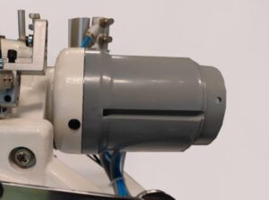 Флэтлок пневматического типа с двухсторонней обрезкой края материала AURORA  А-8740-460-02-D-UTL-AW1S  (прямой привод, автоматический подъем лапки и обрезка нити)